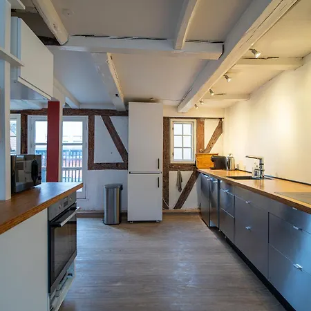 Historic In & Sunny Terrace דירה